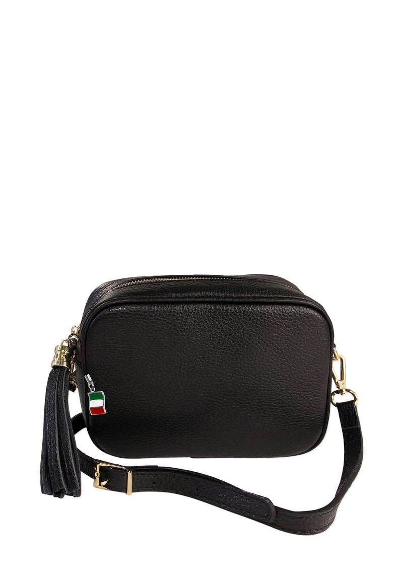 Zwarte leren schoudertas met een gestructureerde afwerking, gouden rits en een decoratieve tassel. Bevat een kleine Italiaanse vlag charm aan de zijkant.