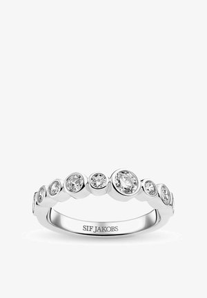 Sølvring med syv runde klare ædelsten i forskellige størrelser, sat i kassetter, indgraveret med "SIF JAKOBS" på indersiden af båndet.