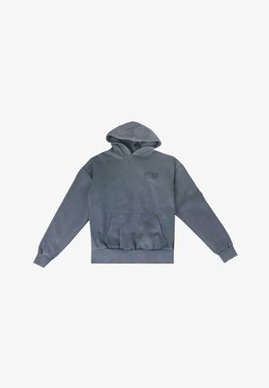 Siva pulover kapuca iz mehkega blaga, z žepom na sprednji strani, rebrastimi manšetami in majhnim logotipom na prsih.