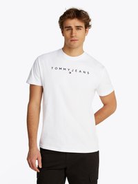 Hvid bomulds T-shirt med "TOMMY JEANS" logo i marineblå print. Korte ærmer, rund halsudskæring og en afslappet pasform. Minimalistisk design.