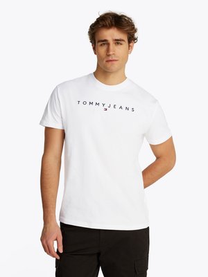 Hvid bomulds T-shirt med "TOMMY JEANS" logo i marineblå print. Korte ærmer, rund halsudskæring og en afslappet pasform. Minimalistisk design.
