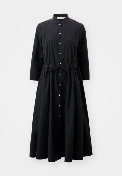 Czarna sukienka z długim rękawem wykonana z bawełny, z zapinanym przodem, talią ściągniętą sznurkiem oraz rozkloszowanym dołem.