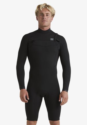 Traje de neopreno negro hecho de material elástico, con mangas largas, piernas cortas, cierre de cremallera y un logo minimalista en el pecho.