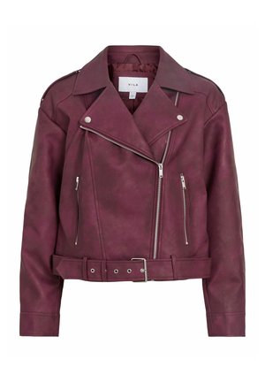 Bordo krāsas mākslīgās ādas motocikla jaka ar jostu pie vidukļa, diagonālu rāvējslēdzēja aizdari un sudraba toni metāla detaļām; rotāta ar plecu epauletēm.