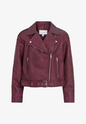 Bordo krāsas mākslīgās ādas motocikla jaka ar jostu pie vidukļa, diagonālu rāvējslēdzēja aizdari un sudraba toni metāla detaļām; rotāta ar plecu epauletēm.