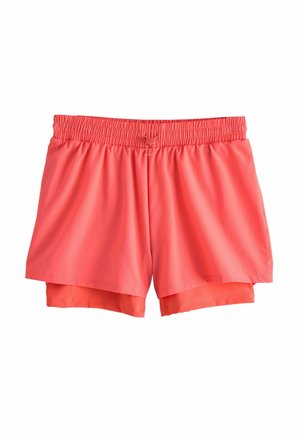 Korallefarbene, gestufte Sportshorts mit elastischem Bund und verstellbarem Kordelzug an der Vorderseite, entworfen für aktive Freizeitkleidung.