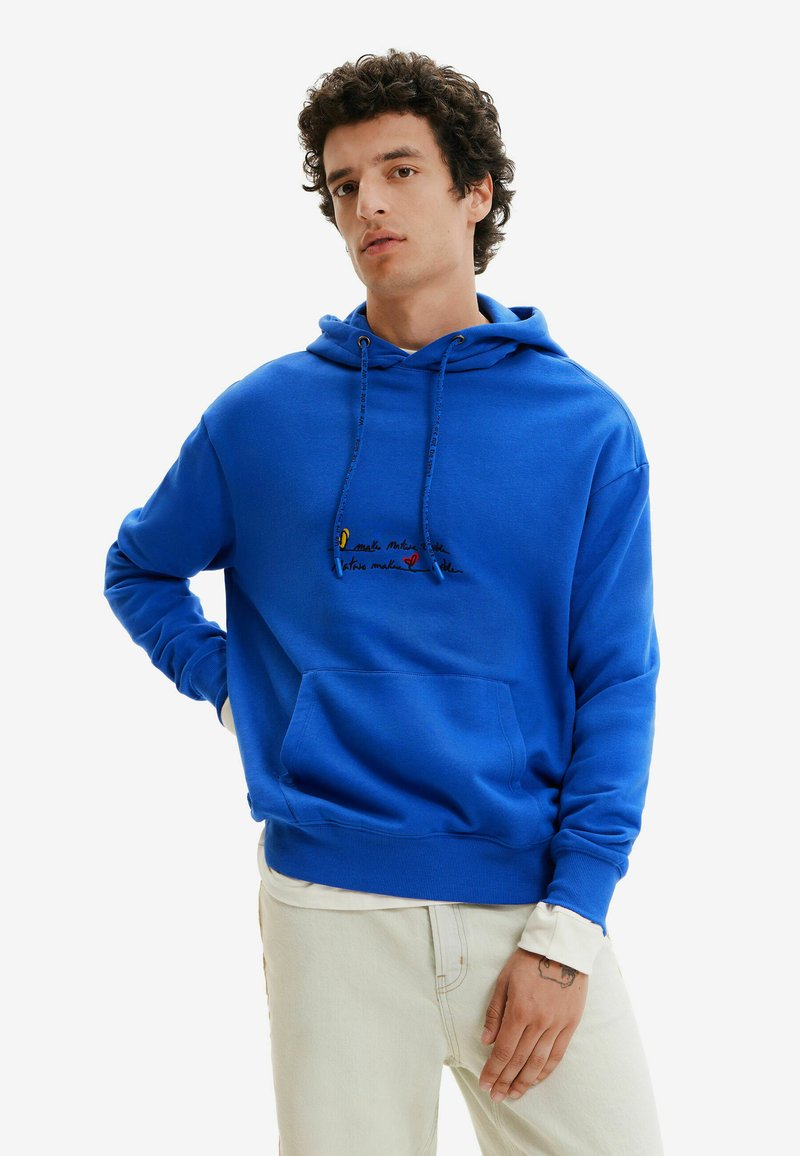 Niebieska bluza z kapturem, posiadająca kieszeń z przodu, sznurek do regulacji kaptura oraz haftowany wzór tekstowy. Wykonana z miękkiego materiału z ribbowanymi mankietami i dołem.