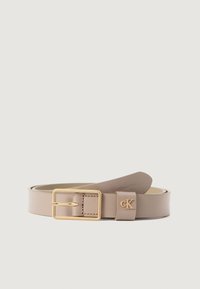 Calvin Klein bézs bőr öv aranyszínű fém csattal, logó díszítéssel és sima felülettel, klasszikus formában tervezve.
