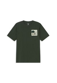 Donkergroene katoenen T-shirt met korte mouwen, ronde hals en een zak met borduurwerk van een boom en gebouw aan de linkerkant.