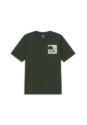 Camiseta de algodón verde oscuro con mangas cortas, cuello redondo y un bolsillo que presenta un bordado de un árbol y un edificio en el lado izquierdo.