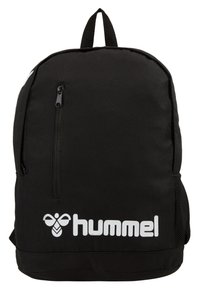 Zaino nero realizzato in tessuto resistente con una superficie liscia. Presenta una tasca frontale con zip e una tasca laterale in rete. Logo stampato in bianco.