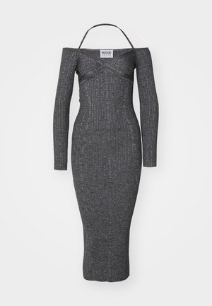 Ribbad grå off-shoulder klänning med lång ärm, skräddarsydd silhuett, texturerad tyg och knälång fåll, med tunna axelband och etikett.