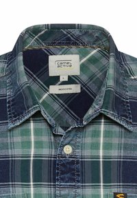 Geruite shirt in groen en marineblauw, gemaakt van katoen. Beschikt over een button-down kraag, een borstzak en contrasterende stikdetails. Maat L.