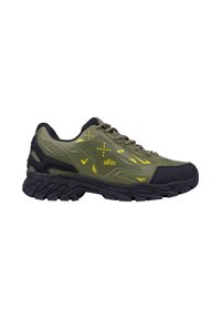 Chaussures de sport vertes et noires avec une tige texturée, des accents jaunes, une semelle robuste et un bout renforcé. Présentent un design à lacets.