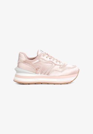 Jasnoróżowe satynowe sneakersy z teksturowanym wzorem, okrągłym noskiem i warstwową podeszwą ozdobioną białymi i brzoskwiniowymi paskami. Wiązanie i detal z logo.