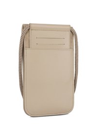 Beige läder crossbody-väska med flätad axelrem, med en klaffstängning och kortfack på framsidan, slät textur och rektangulär form.