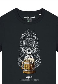 Zwarte T-shirt met een cartoon eekhoorn die een houten biermok met schuim vasthoudt, gedetailleerde omlijningen, en tekst eronder: "afts DIEREN UIT HET ZUIDEN."