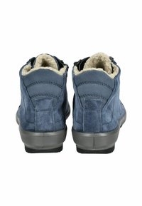 Stivali alla caviglia blu navy in suede, con una morbida fodera in pile e una robusta suola in gomma grigia. La vista laterale mostra dettagli di doppia cucitura.