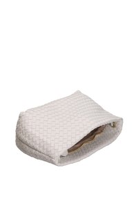 Clutch bag in pelle intrecciata bianca con chiusura a zip e dettagli in oro; texture morbida, forma rettangolare e bordi leggermente arrotondati.
