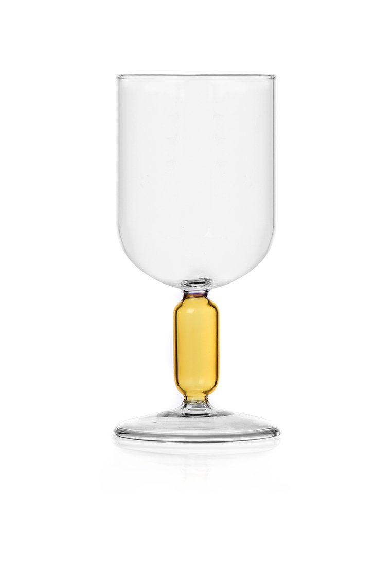 Przezroczysta szklanka z szerokim brzegiem i zwężającym się korpusem. Żółty akcent na nodze i okrągła podstawa. Gładka, błyszcząca tekstura na całej powierzchni.