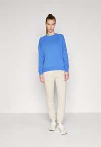 ONLY Play ONPMELINA SLIM CUFF - Joggebukse - pumice stone