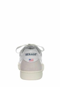 Sneaker bianca in pelle con tallone in suede grigio, dotata di una patch con logo e dettaglio della bandiera americana sul retro. Design con lace-up.