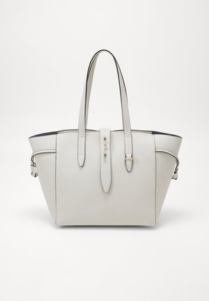 Bolso tote de piel gris claro con dobles asas para el hombro y una correa central con hebilla sobre un fondo blanco liso.