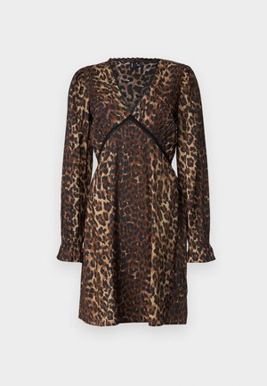 Leopardprint jurk in bruin en zwart. Heeft een V-hals, geplooide details bij de taille, lange mouwen en gerimpelde manchetten. Satijnachtige textuur.