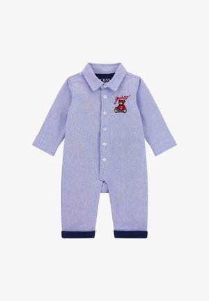 Hellblauer Baby-Spielanzug mit langen Ärmeln, Kragen und gesticktem Bärenmotiv. Mit Knopfverschluss und dunkelblauen Bündchen. Weicher Stoff.