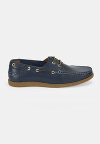 Marineblaue Lederschuhe für Boote mit Messingösen, braunen Schnürsenkeln und gestickten Details. Mit einer tanfarbenen Gummisohle für besseren Halt.