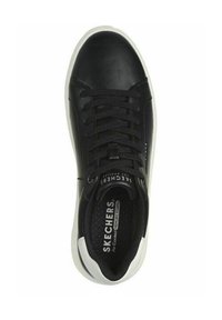 Sneaker in pelle nera con punta arrotondata e suola bianca. Presenta una soletta testurizzata e lacci neri. Marchio visibile all'interno della scarpa.