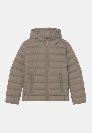 Gewatteerde jas met capuchon in licht taupe met een gladde afwerking. Voorzien van twee voorzakken met rits en een oranje ritsrunner als accent.