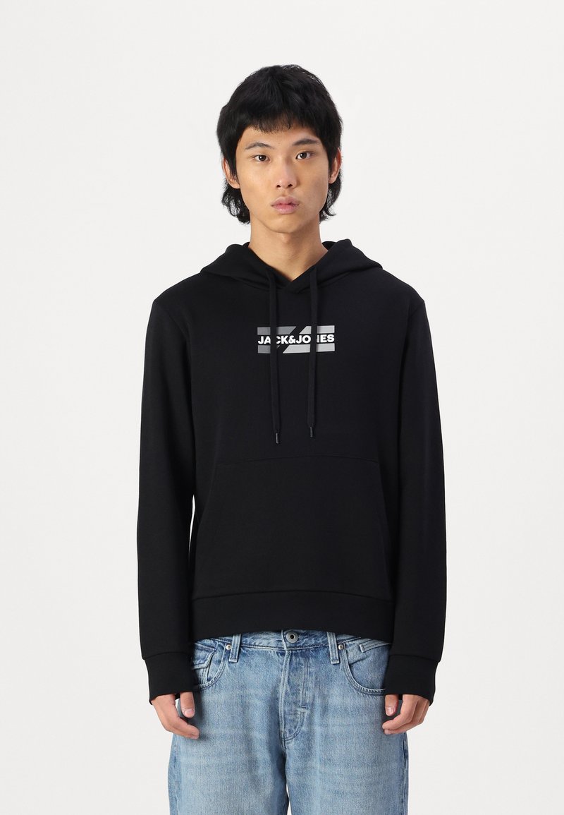 Sudadera negra hecha de tela suave, con un bolsillo frontal y capucha ajustable con cordón. Presenta un logotipo blanco en contraste en el pecho.