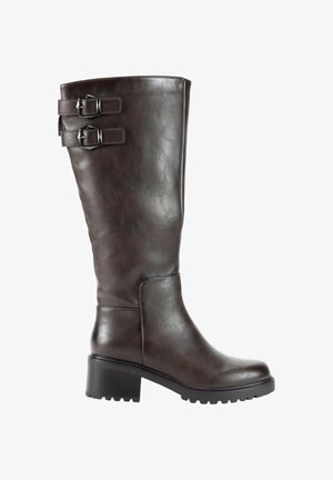 Bota de cuero marrón oscuro hasta la rodilla con dos hebillas laterales y un tacón bajo de bloque con suela resistente.