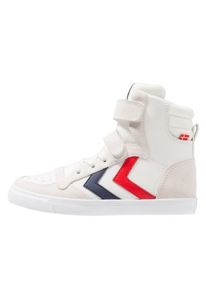 Weißer High-Top-Sneaker aus Wildleder und synthetischem Material, mit roten und marineblauen Chevron-Akzenten sowie einem Klettverschluss.
