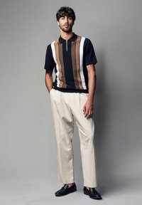 Next REGULAR FIT VERTICAL STRIPE ZIP  - Pólóing - black tan brown