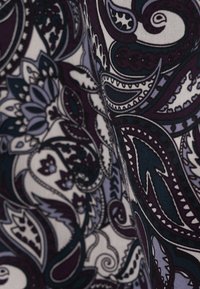 Tessuto con un motivo floreale paisley in profondo viola, verde scuro e bianco, con dettagli intricati e una texture liscia.