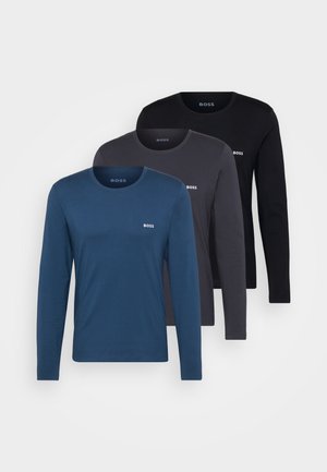 Drei langärmelige T-Shirts in Dunkelblau, Anthrazit und Schwarz. Hergestellt aus weichem Stoff mit rundem Ausschnitt und kontrastierendem Logo auf der Brust.