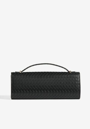 Clutch bag in pelle intrecciata nera con forma rettangolare, dotata di una maniglia sottile e discreti dettagli in oro.