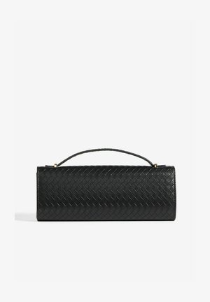 Pochette en cuir tressé noir de forme rectangulaire, avec une fine poignée et de subtils accents en matériel doré.