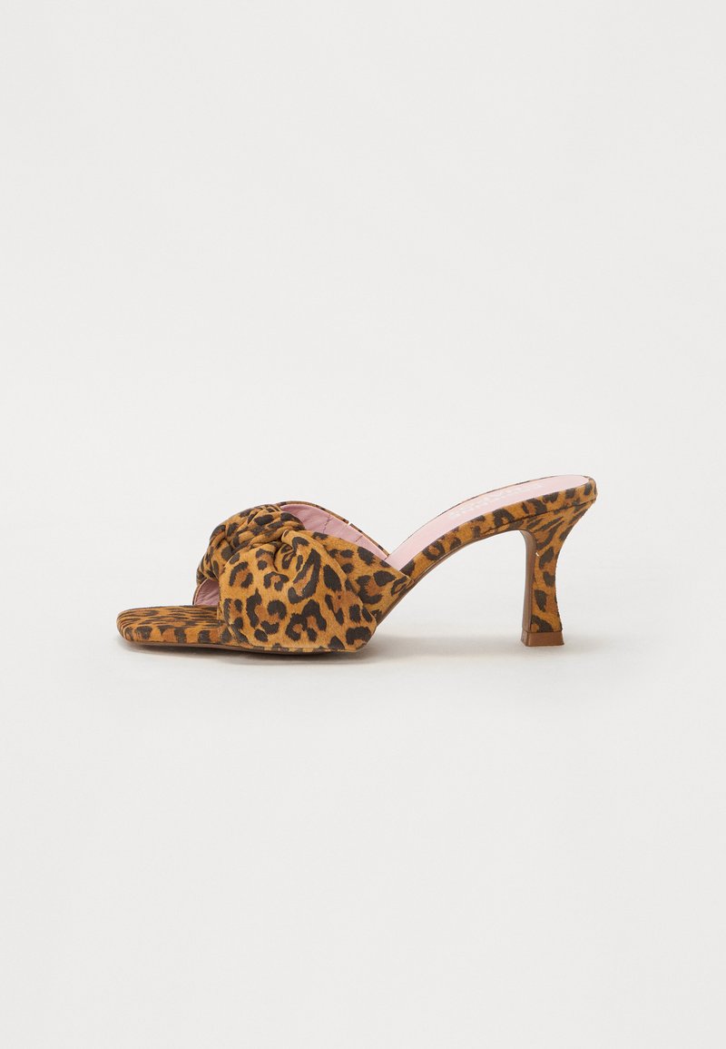 Mules à talons en daim imprimé léopard avec un design noué à l'avant. Dotées d'un talon aiguille effilé et d'une semelle intérieure lisse de couleur rose.