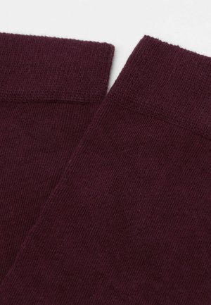 Calcetines de algodón burdeos con textura acanalada, que presentan puños terminados y un acabado suave. Sin patrones visibles ni detalles de hardware.