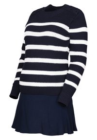 Námořnický modrý pletený svetr s bílými pruhy a žebrovanými manžetami spárovaný s námořnickomodrou kroužkovou sukní na bílém pozadí.