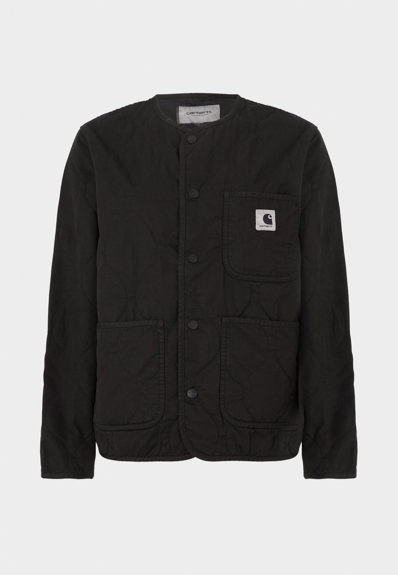 Gewatteerd zwart jack gemaakt van lichtgewicht stof, met een ronde hals, knoopsluiting en twee voorzakken. Inclusief een logopatch.