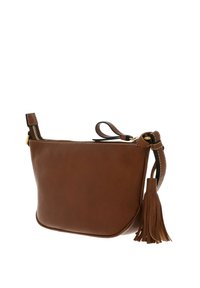 Sac bandoulière en cuir marron avec une finition texturée, une fermeture éclair et un accent à pompon sur le côté. Design compact et moderne.