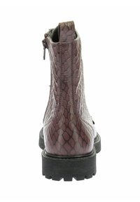 Stivaletti alla caviglia in pelle sintetica marrone con motivo a scaglie, suola in gomma nera, cuciture decorative, chiusura con zip laterale e una finitura testurizzata.