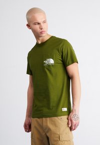 The North Face BERKELEY CALIFORNIA POCKET TEE - Marškinėliai su spaudiniu - forest olive