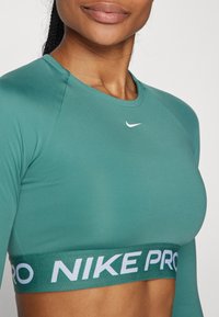 Nike Performance CROP - Ilgarankovis viršutinės dalies drabužis - bicoastal/white