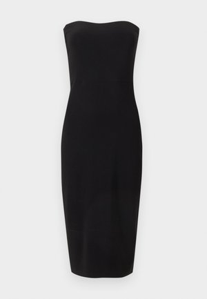 Čierne midi šaty bez ramienok s priliehavým strihom, rovný výstrih a jednoduchý dizajn na svetlom jednoliatom pozadí.