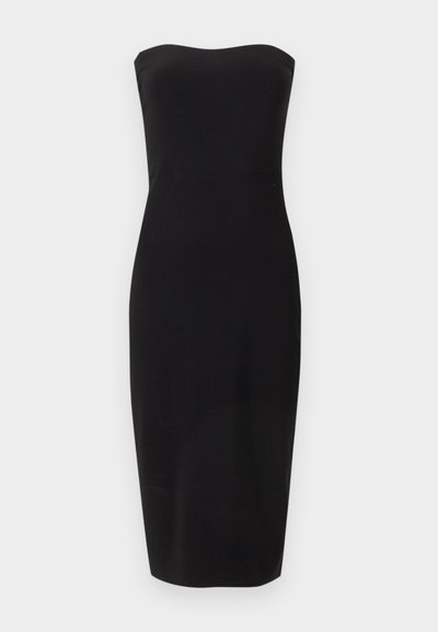 Μαύρο midi φόρεμα χωρίς τιράντες, στενή εφαρμογή, με ίσια λαιμόκοψη και απλό σχέδιο πάνω σε απλό ανοιχτό φόντο.